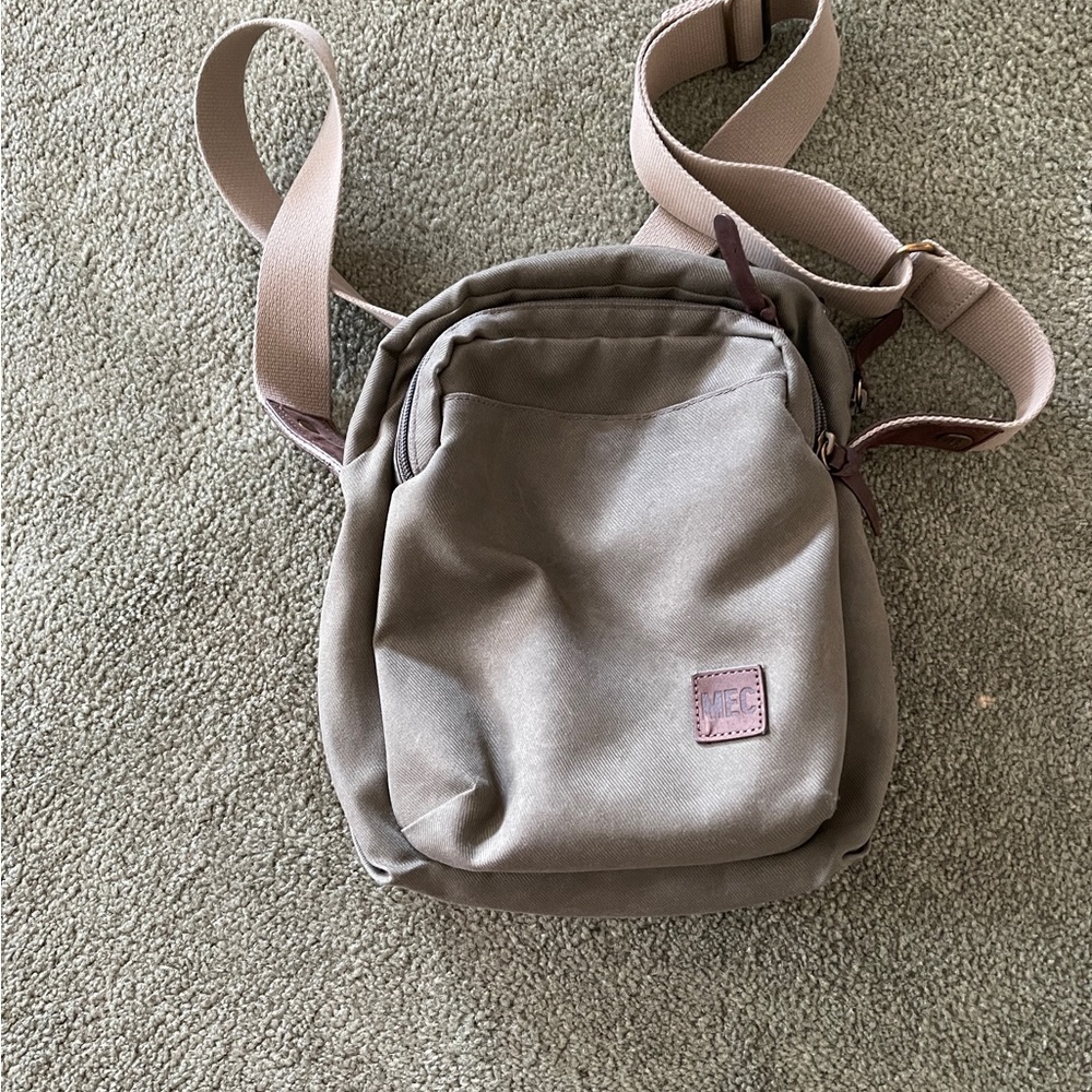 MEC SMALL UNIVERSAL MESSENGER BAG **DISCONTINUED**